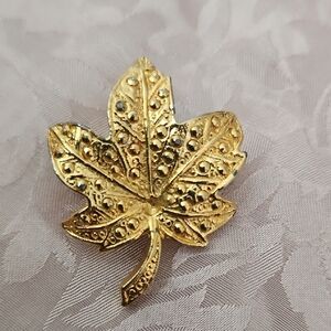 Vintage Maple Leave Gold Tone Brooch